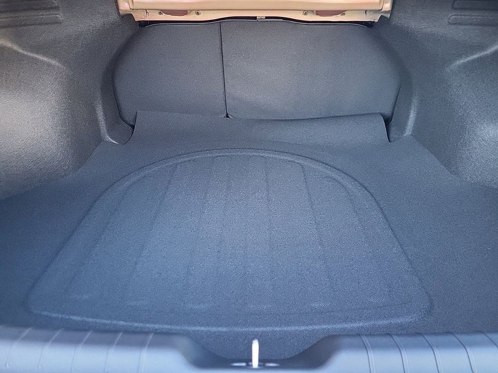 Vehicle image 14 of 28