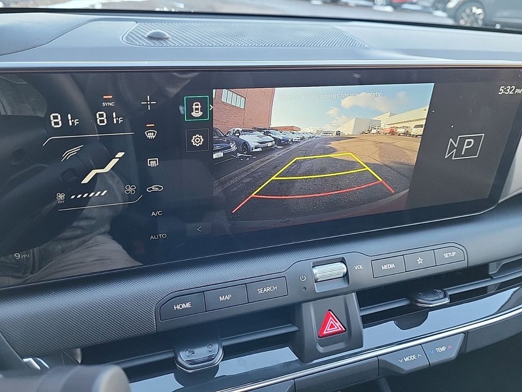Vehicle image 21 of 28