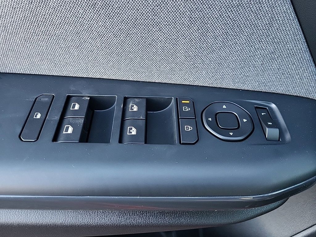 Vehicle image 7 of 28