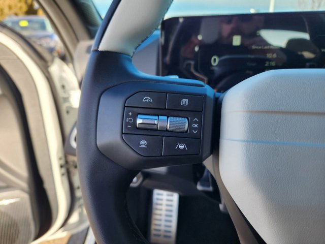 Vehicle image 17 of 23
