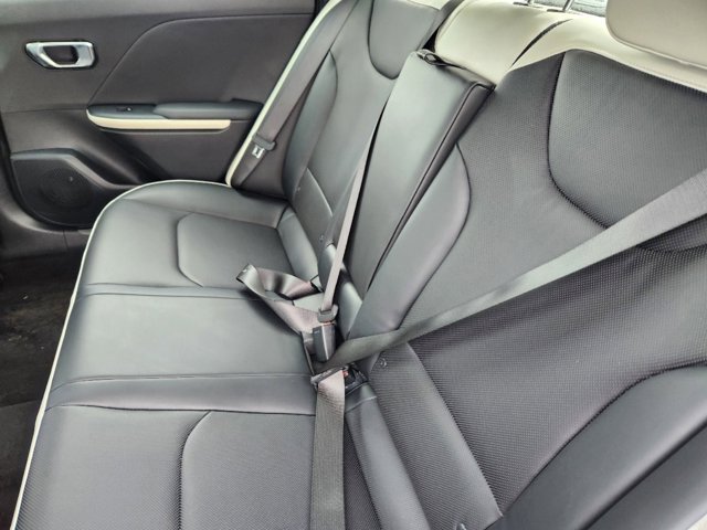 Vehicle image 11 of 21