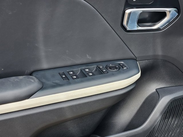 Vehicle image 7 of 21