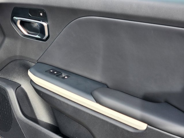 Vehicle image 14 of 21
