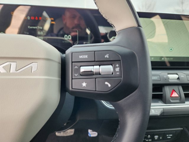 Vehicle image 15 of 21