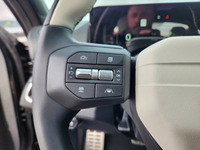 Vehicle image 16 of 21