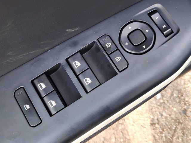 Vehicle image 8 of 21