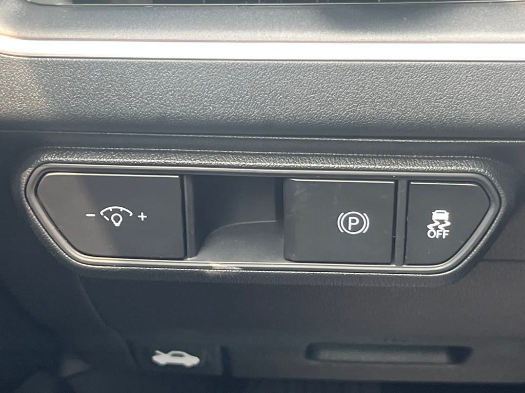 Vehicle image 19 of 40
