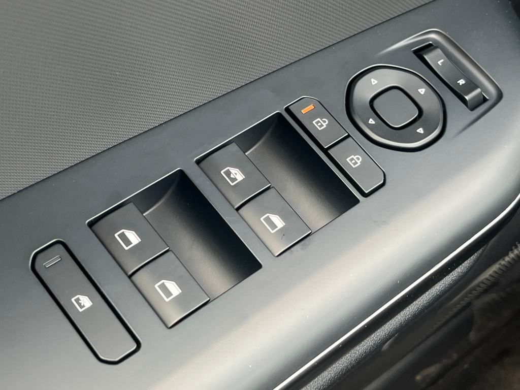 Vehicle image 18 of 40
