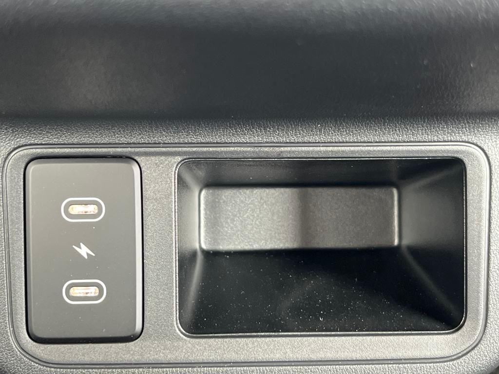 Vehicle image 32 of 40