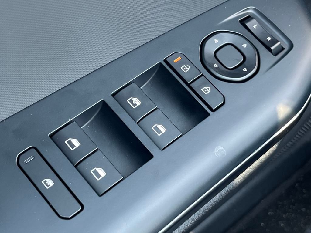 Vehicle image 18 of 33