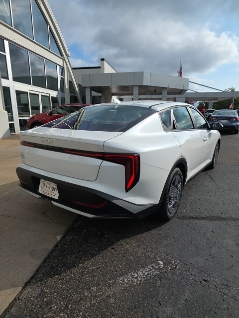 2025 Kia K4 LX Image 11 of 48