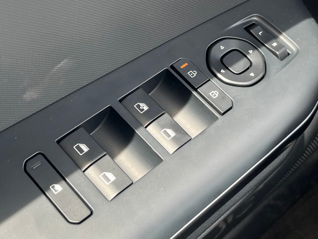 Vehicle image 18 of 33