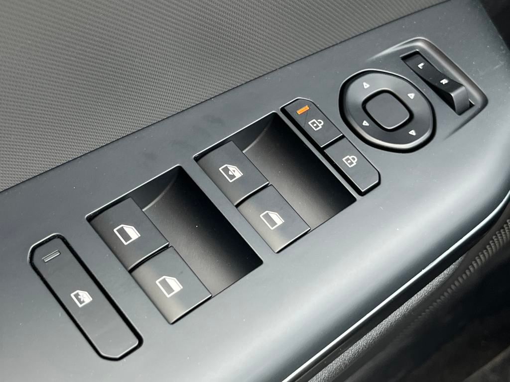 Vehicle image 26 of 40
