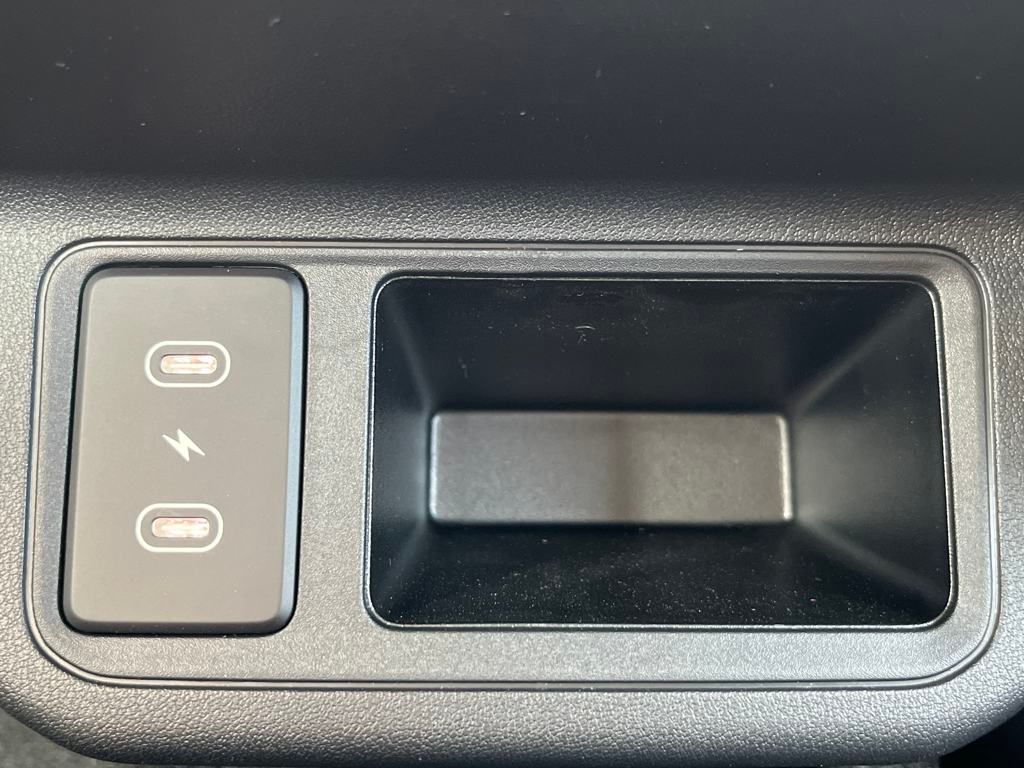 Vehicle image 33 of 40