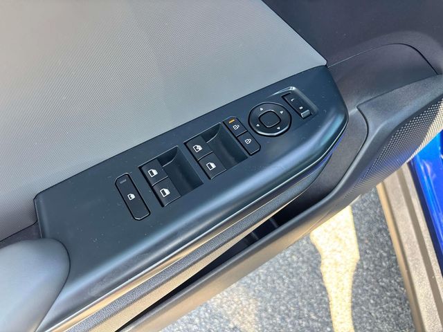 Vehicle image 24 of 32