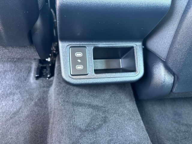 Vehicle image 30 of 32
