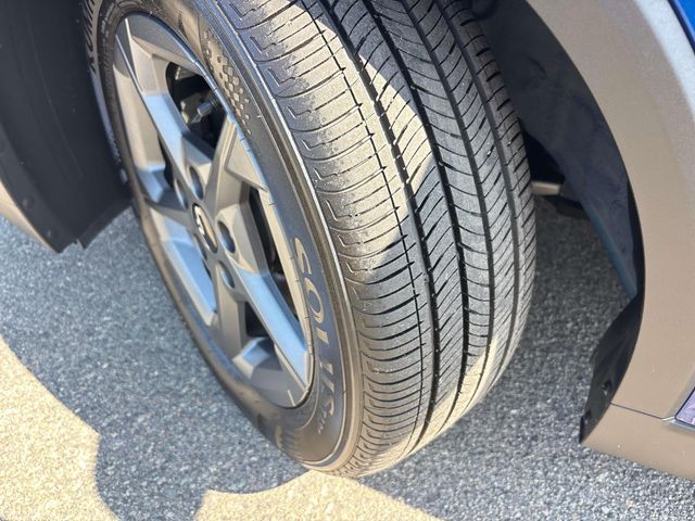 Vehicle image 10 of 32