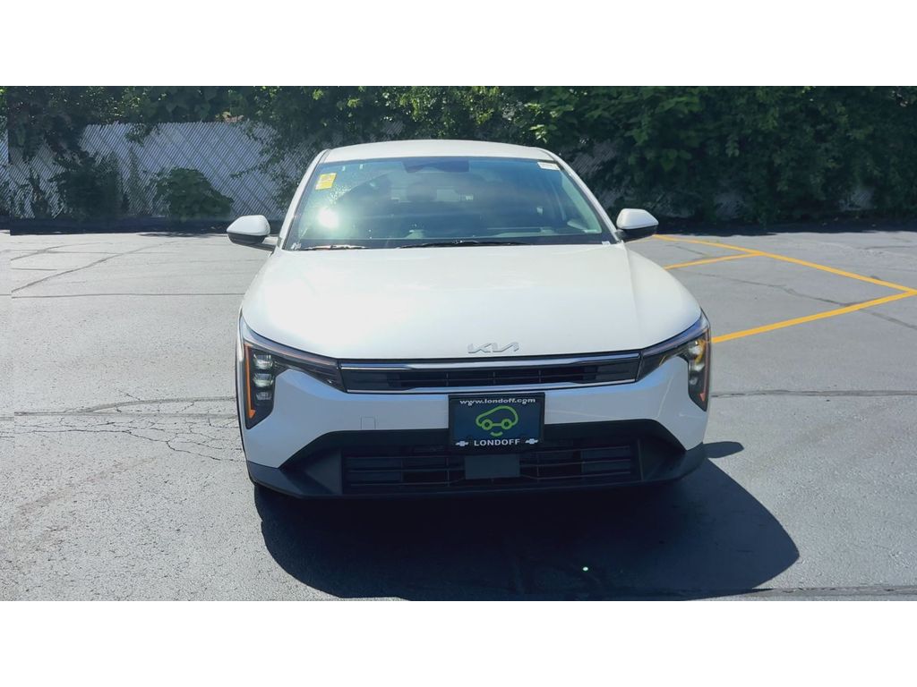 2025 Kia K4 LXS Image 2 of 23