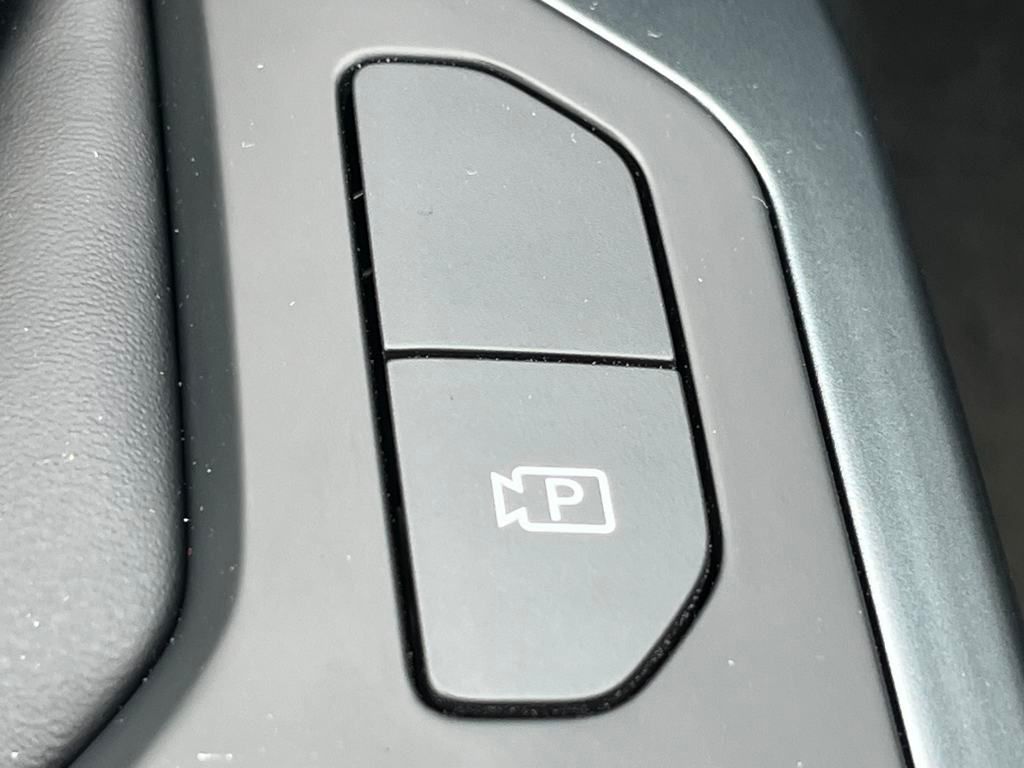 Vehicle image 25 of 33