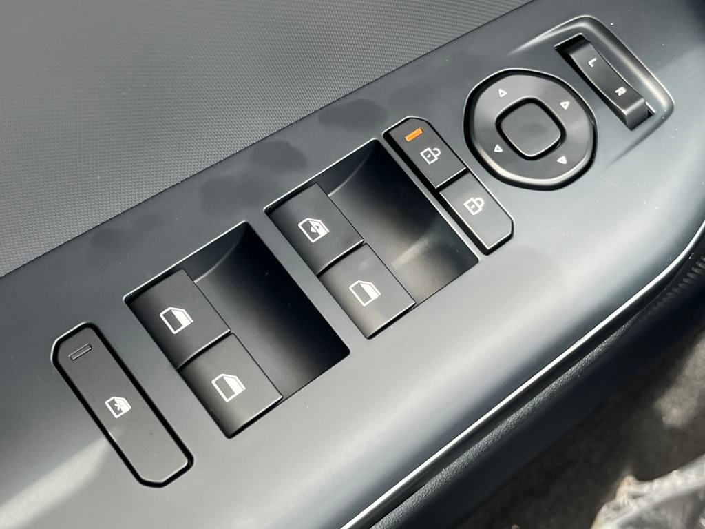 Vehicle image 28 of 33