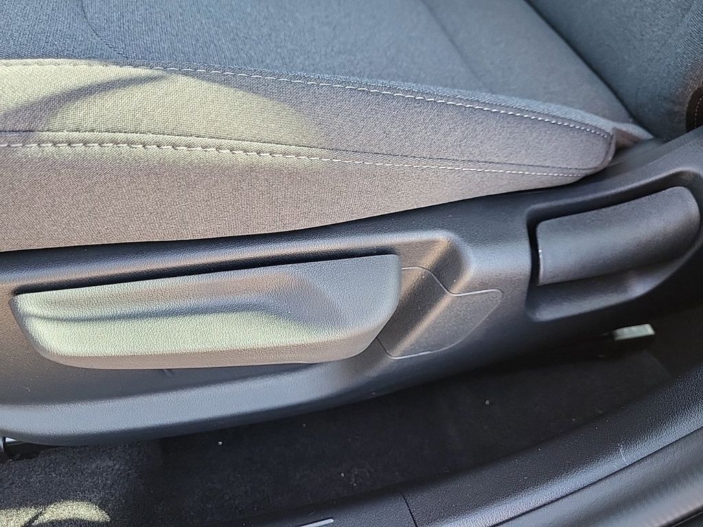 Vehicle image 13 of 28