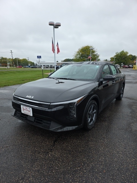 2025 Kia K4 LXS Image 3 of 44