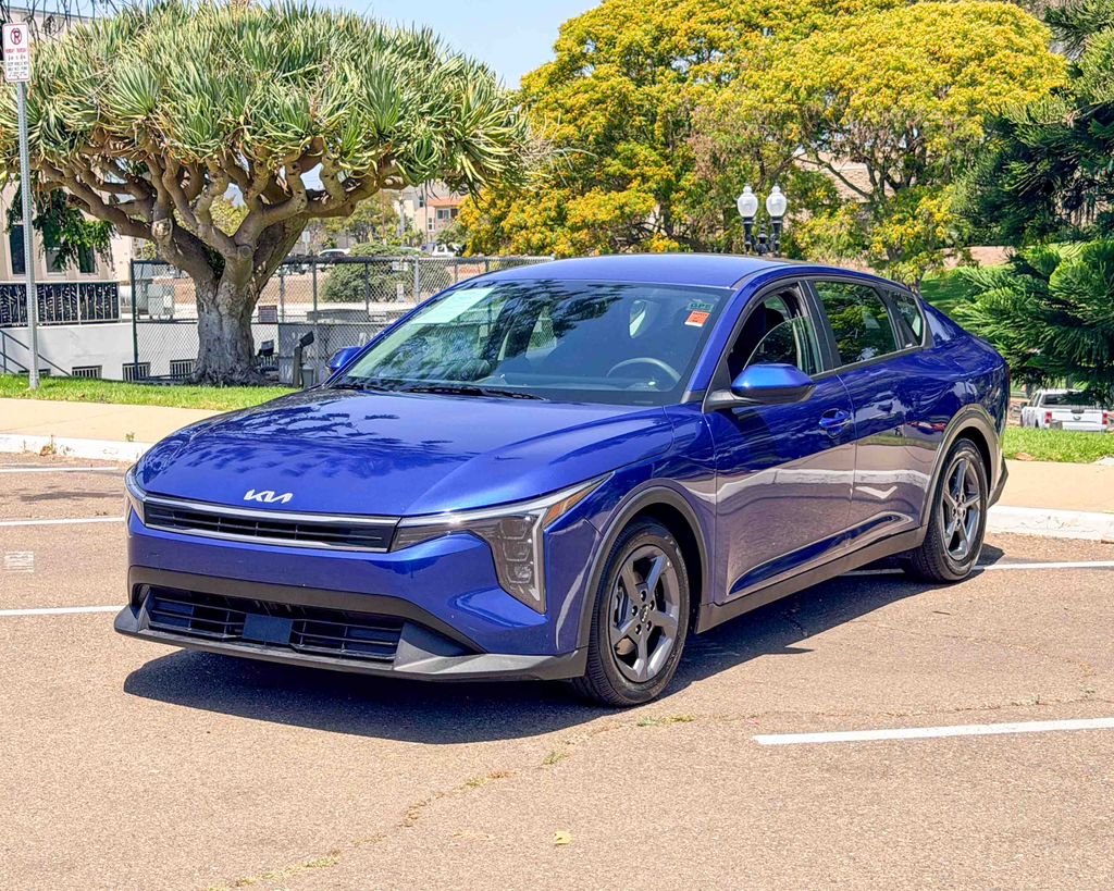2025 Kia K4 LXS Image 1 of 33