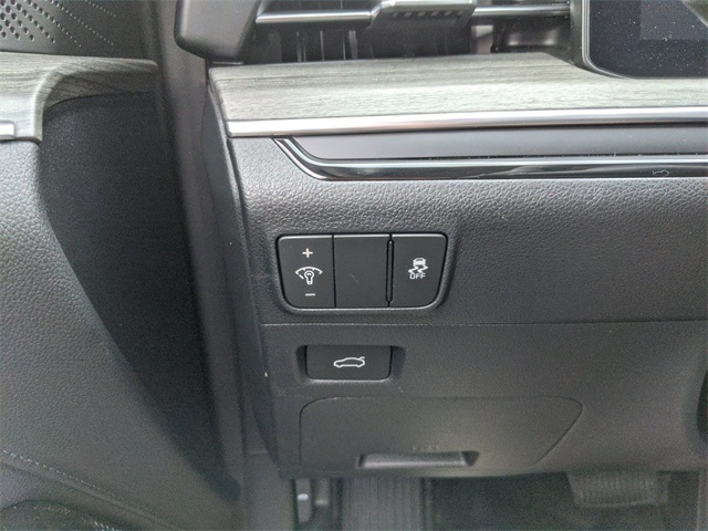 Vehicle image 18 of 23