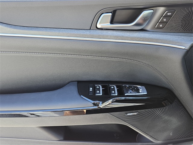 Vehicle image 18 of 22