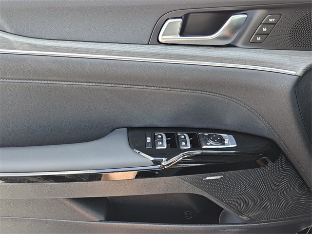 Vehicle image 17 of 22