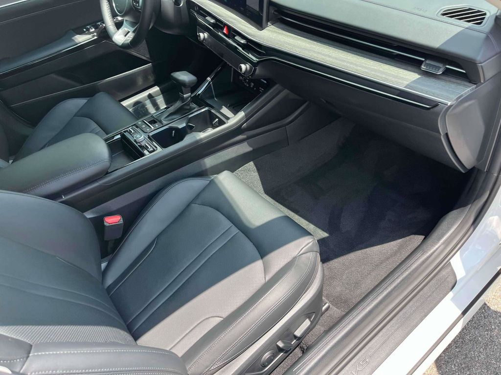 Vehicle image 17 of 44
