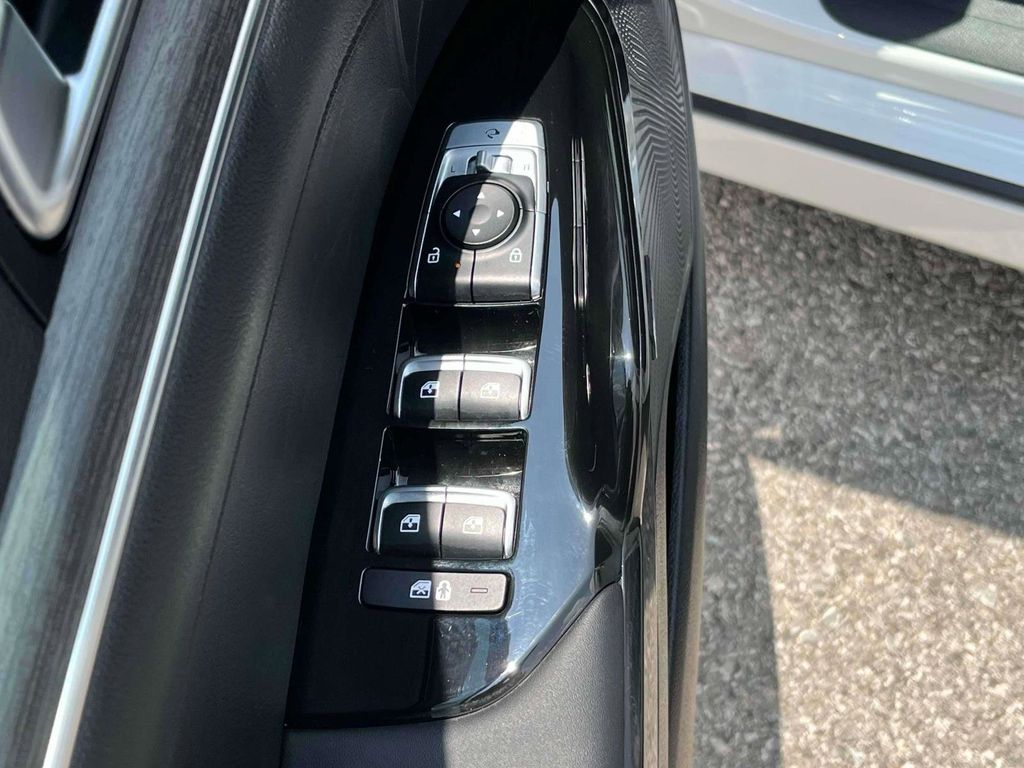 Vehicle image 20 of 44