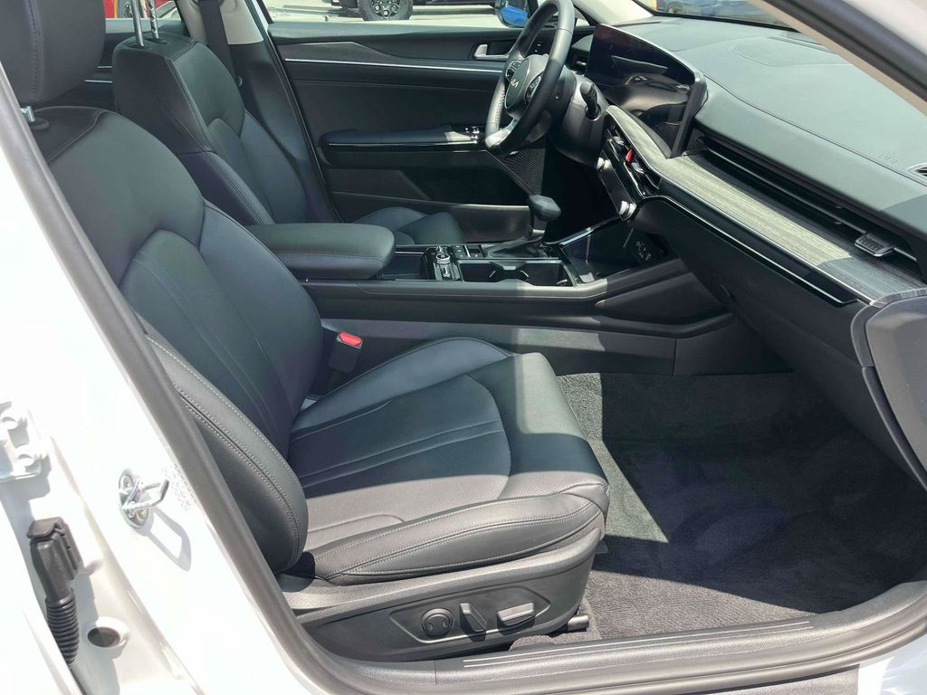 Vehicle image 18 of 44