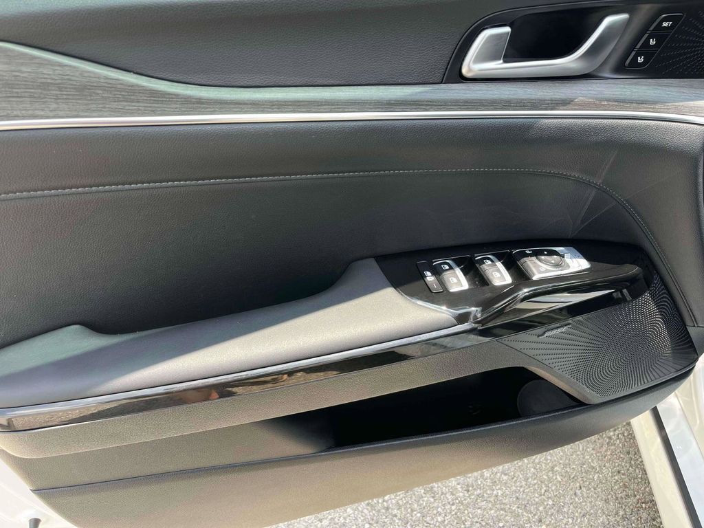 Vehicle image 19 of 44
