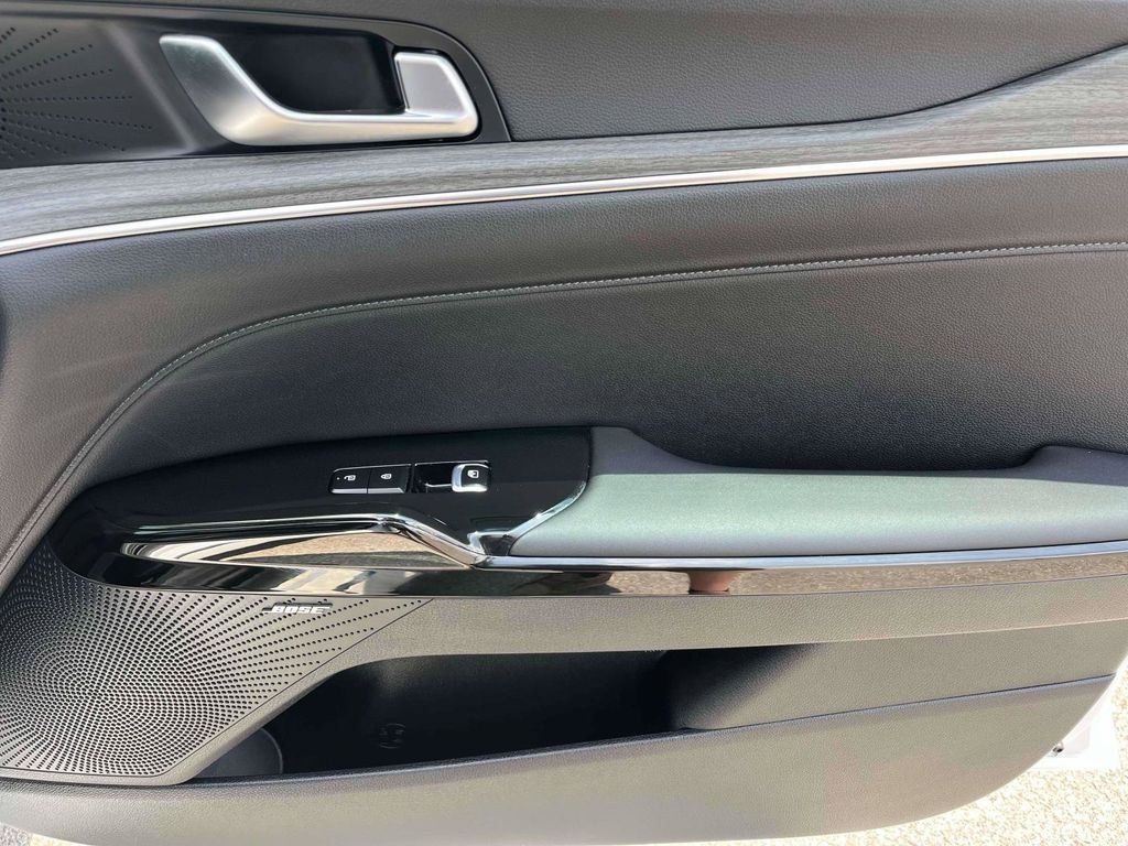 Vehicle image 16 of 44