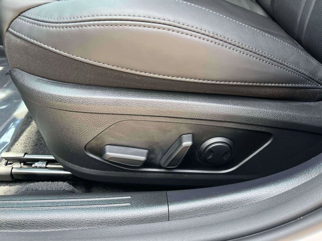 Vehicle image 22 of 44