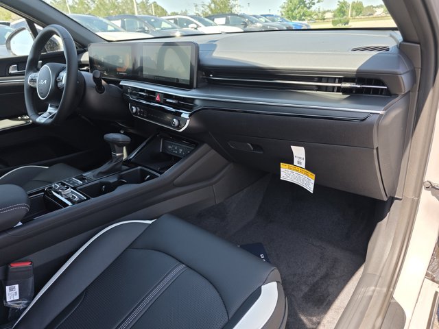 Vehicle image 11 of 33