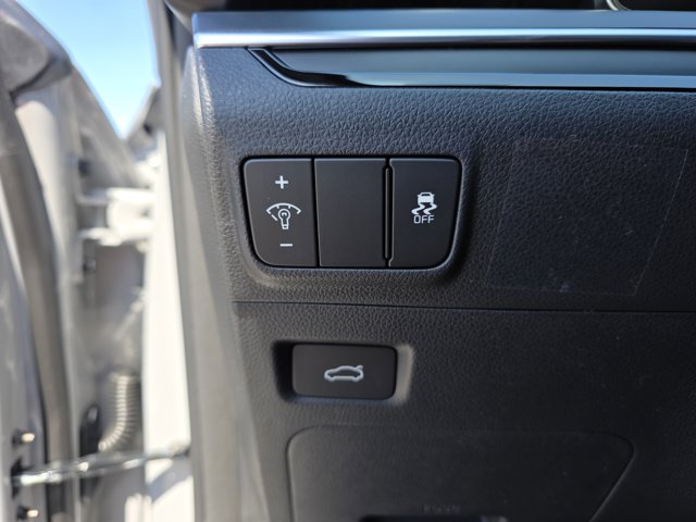 Vehicle image 26 of 33
