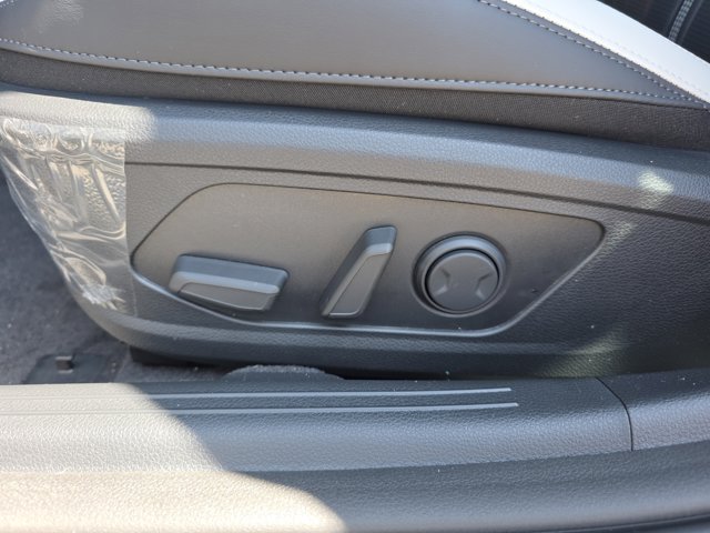 Vehicle image 19 of 33