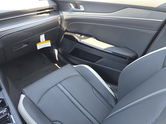 Vehicle image 15 of 33
