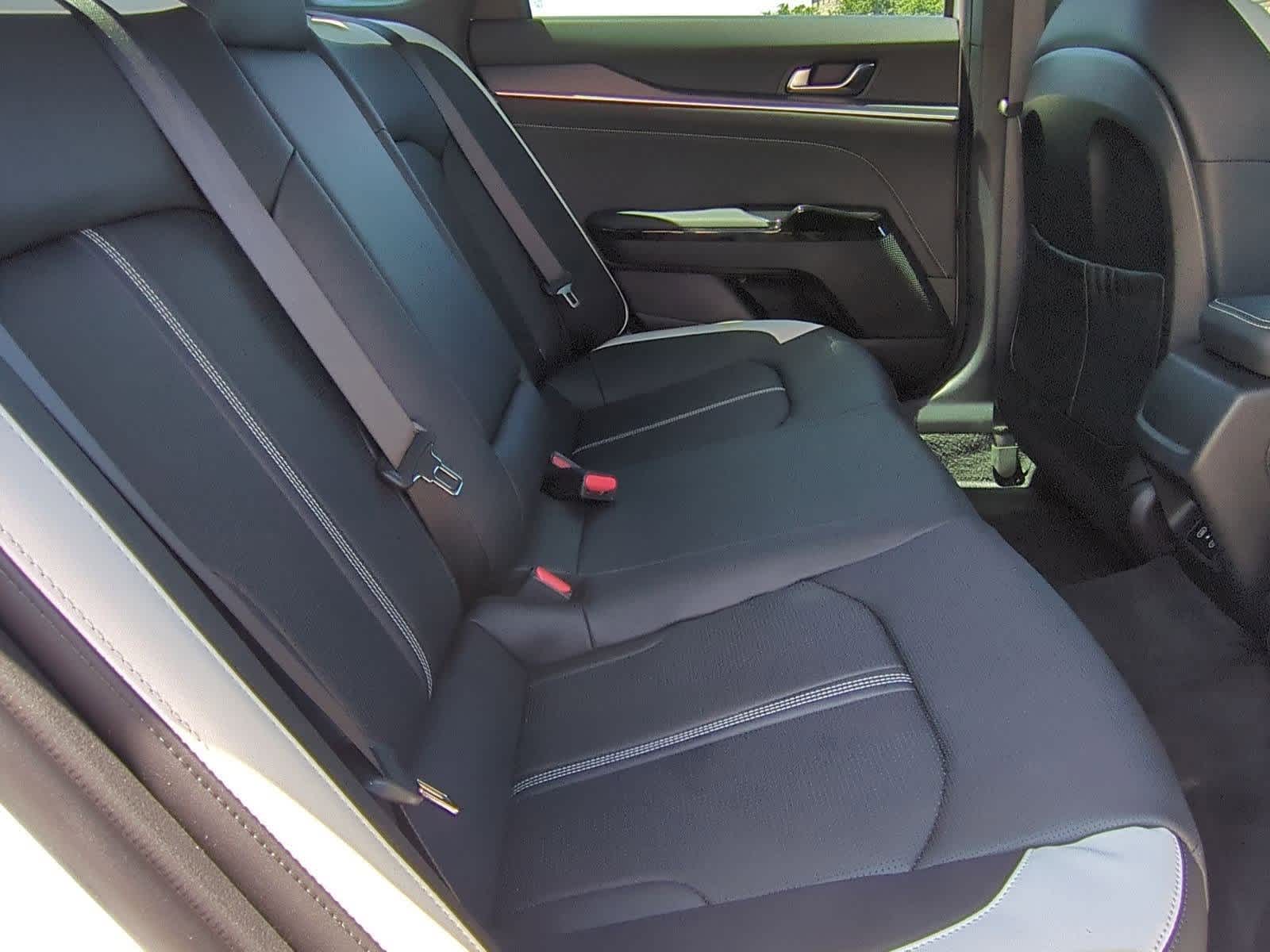Vehicle image 19 of 34