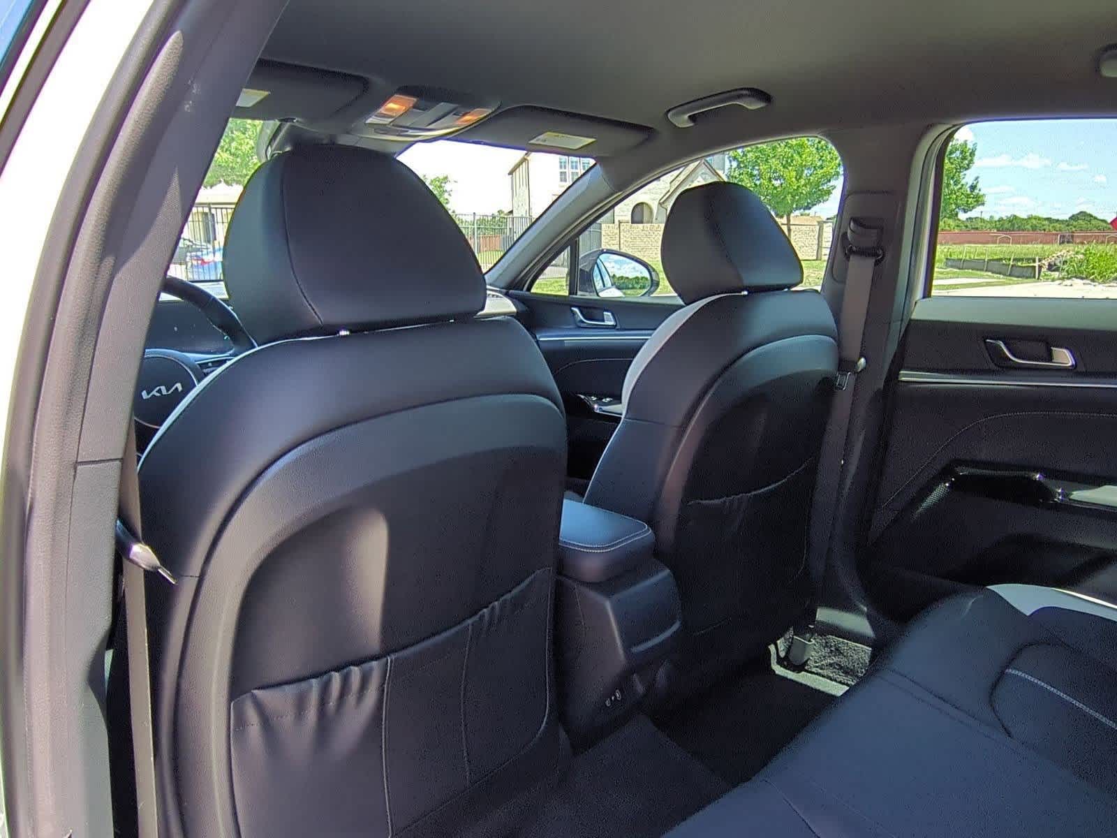 Vehicle image 17 of 34