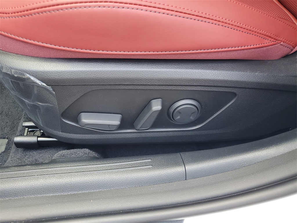 Vehicle image 25 of 30
