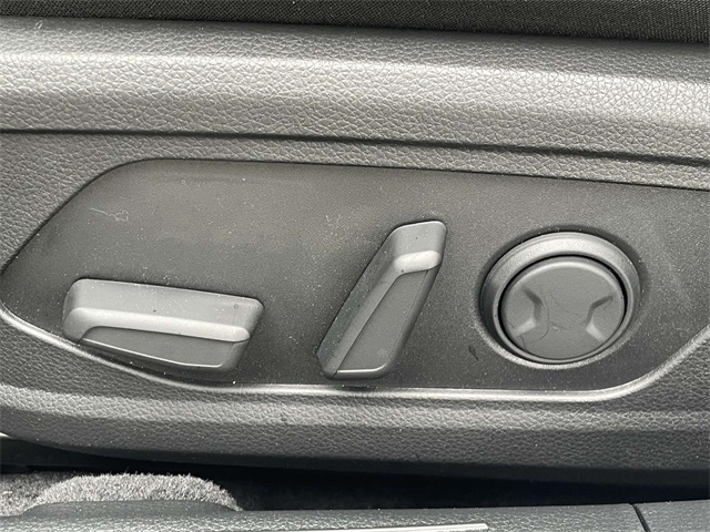 Vehicle image 27 of 37