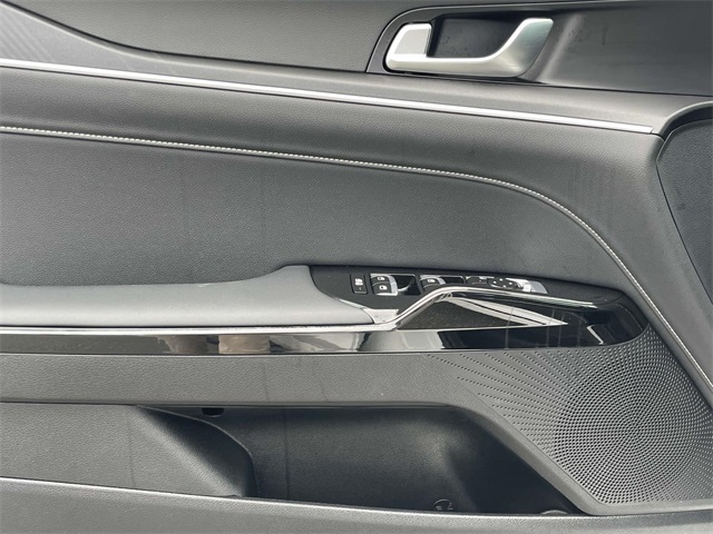 Vehicle image 25 of 37