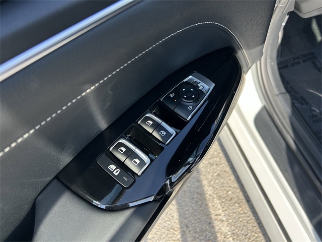 Vehicle image 17 of 25