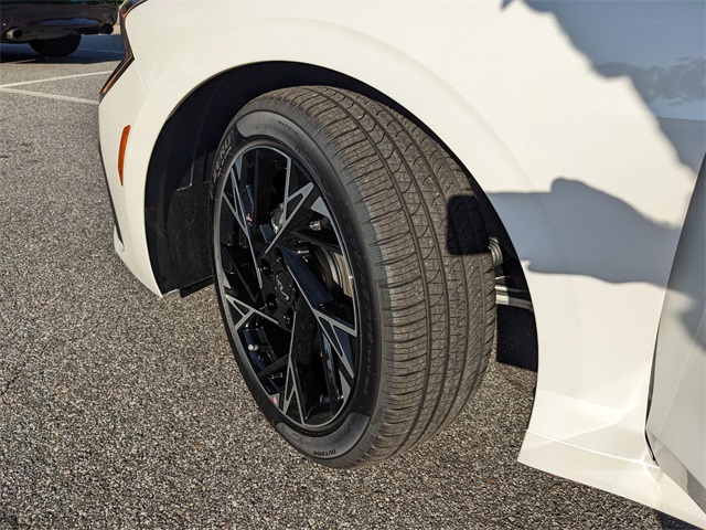 Vehicle image 5 of 28