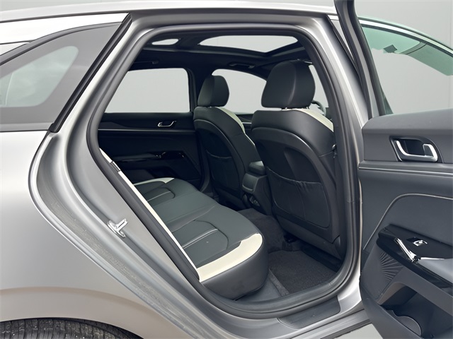 Vehicle image 11 of 18