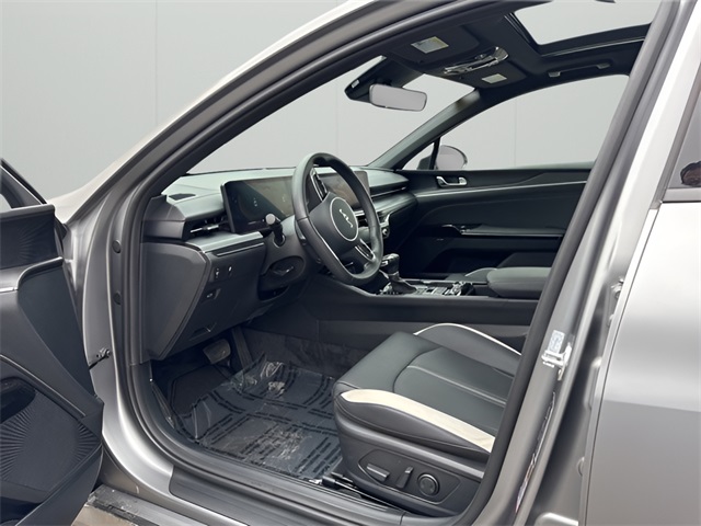 Vehicle image 13 of 18