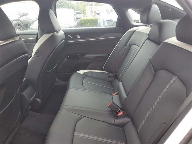 Vehicle image 23 of 28